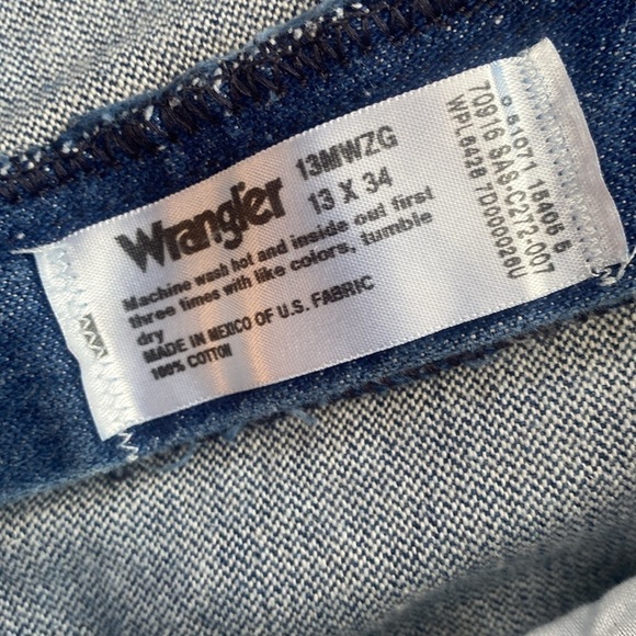 Wrangler cowboy cut jeans in medium wash. - Picture 5 of 10